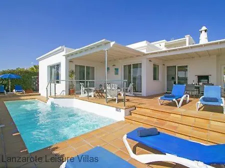 Benedicte Sea View, Heated Pool, Bedroom A/c, Wifi, Sky, Short Walk To Puerto Del Carmen فيلة *