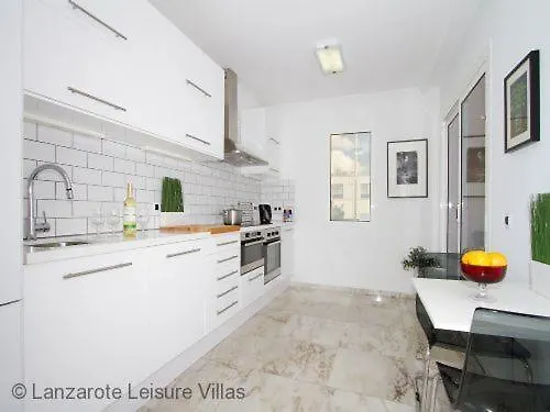 Benedicte Sea View, Heated Pool, Bedroom A/c, Wifi, Sky, Short Walk To Puerto Del Carmen فيلة