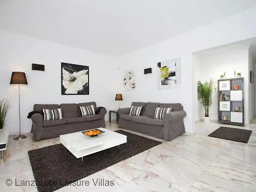 Benedicte Sea View, Heated Pool, Bedroom A/c, Wifi, Sky, Short Walk To Puerto Del Carmen فيلة