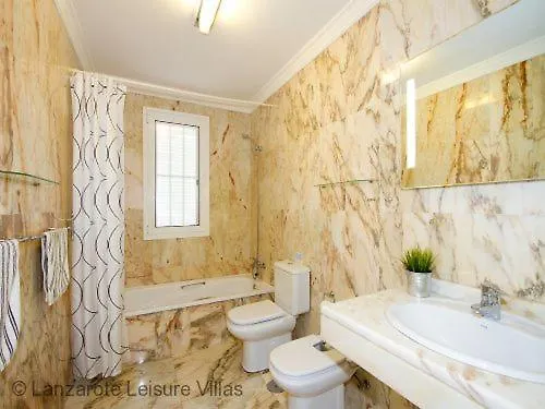 Benedicte Sea View, Heated Pool, Bedroom A/c, Wifi, Sky, Short Walk To Puerto Del Carmen فيلة *